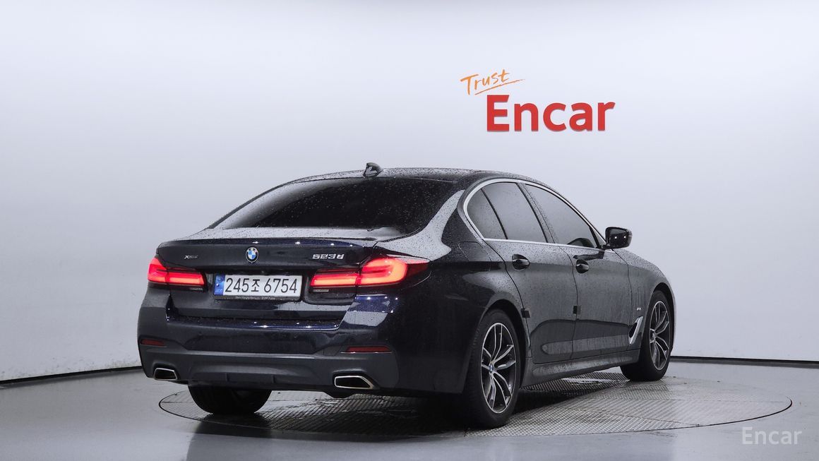 BMW 5 Series - фото 1