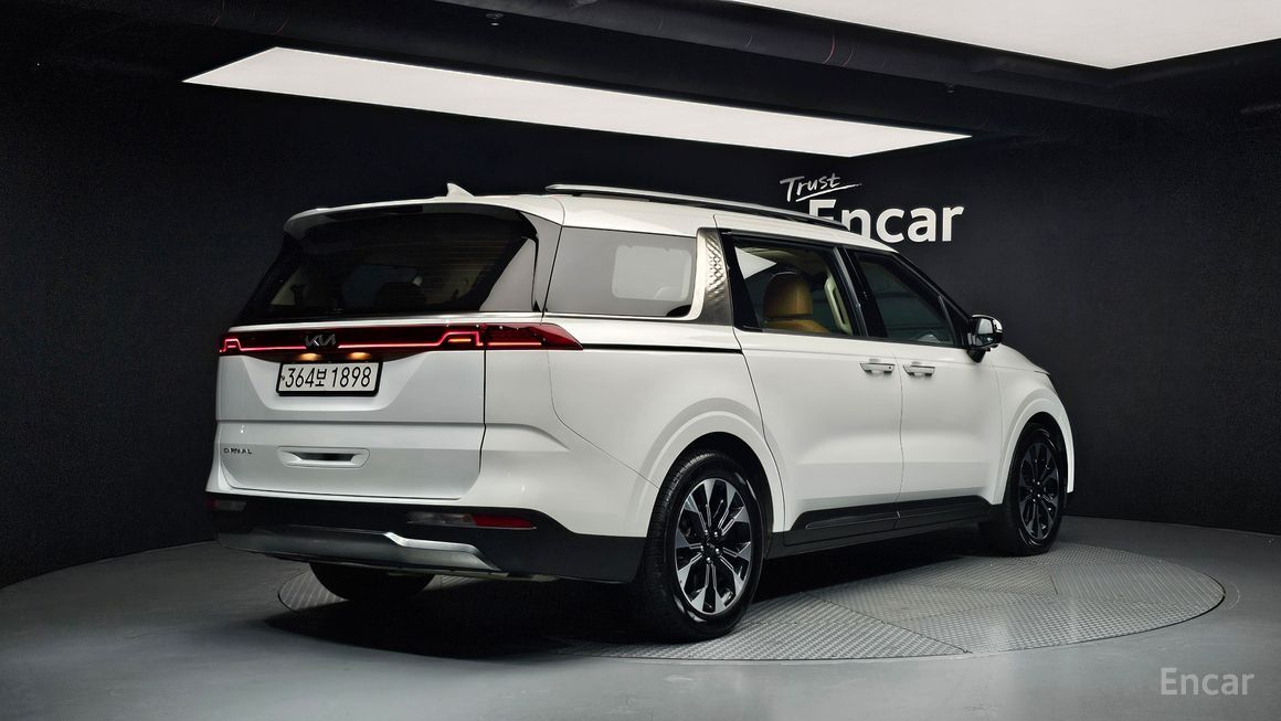 Kia Carnival - фото 1