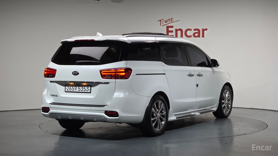 Kia Carnival - фото 1