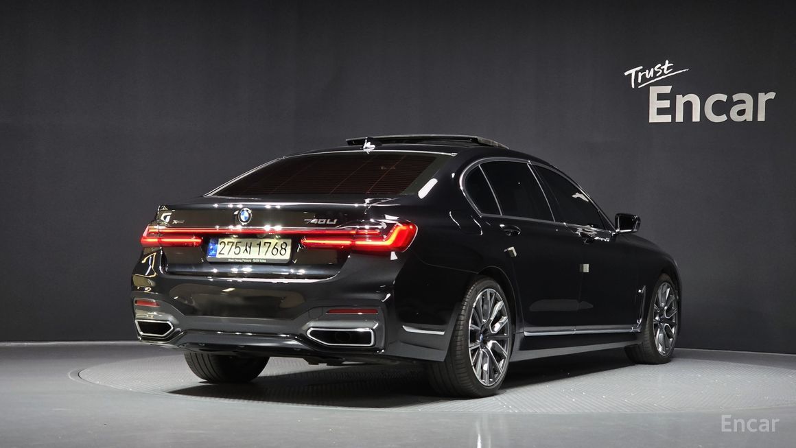 BMW 7 Series - фото 1