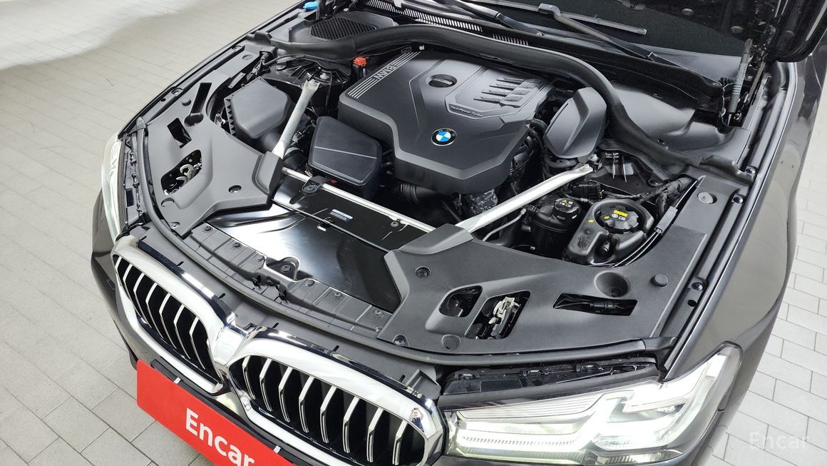BMW 5 Series - фото 5