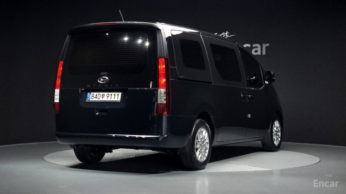 Hyundai Staria - фото 1
