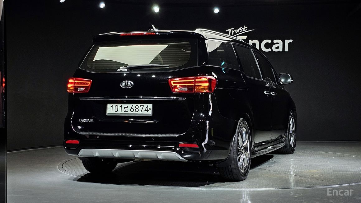 Kia Carnival - фото 1