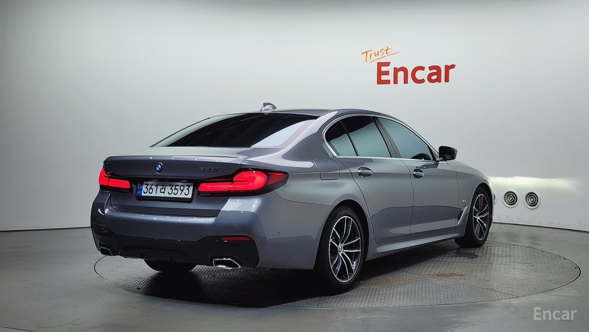 BMW 5 Series - фото 1