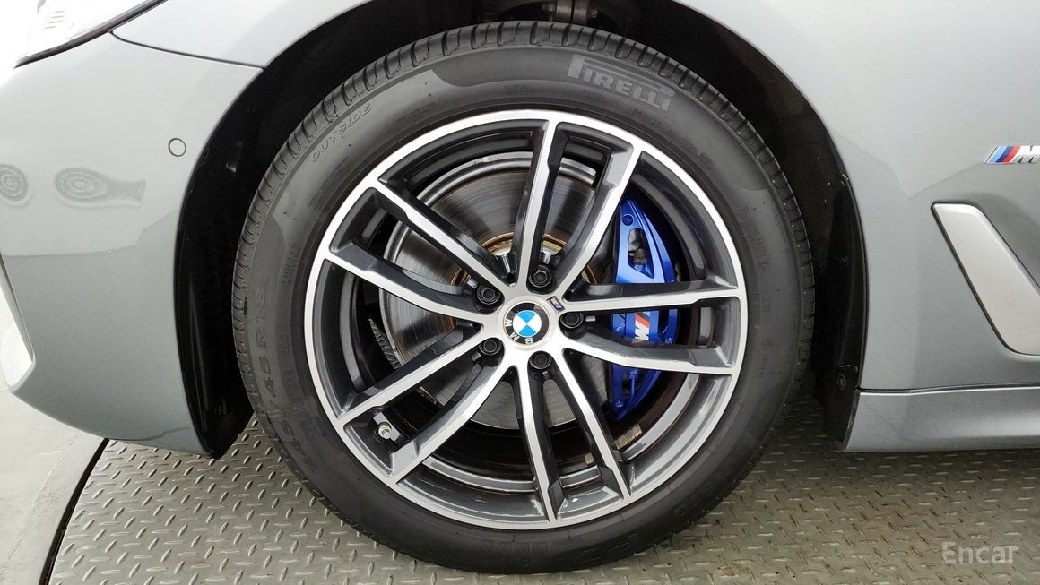 BMW 5 Series - фото 4