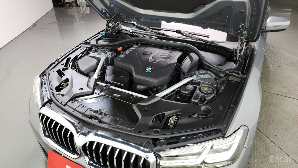 BMW 5 Series - фото 5