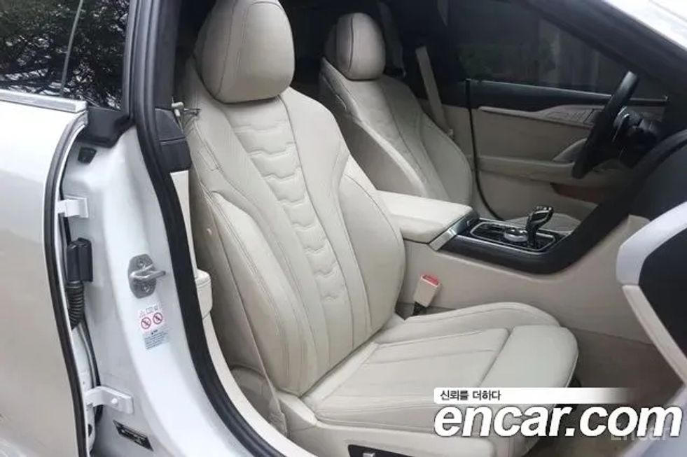 BMW 8 Series - фото 1