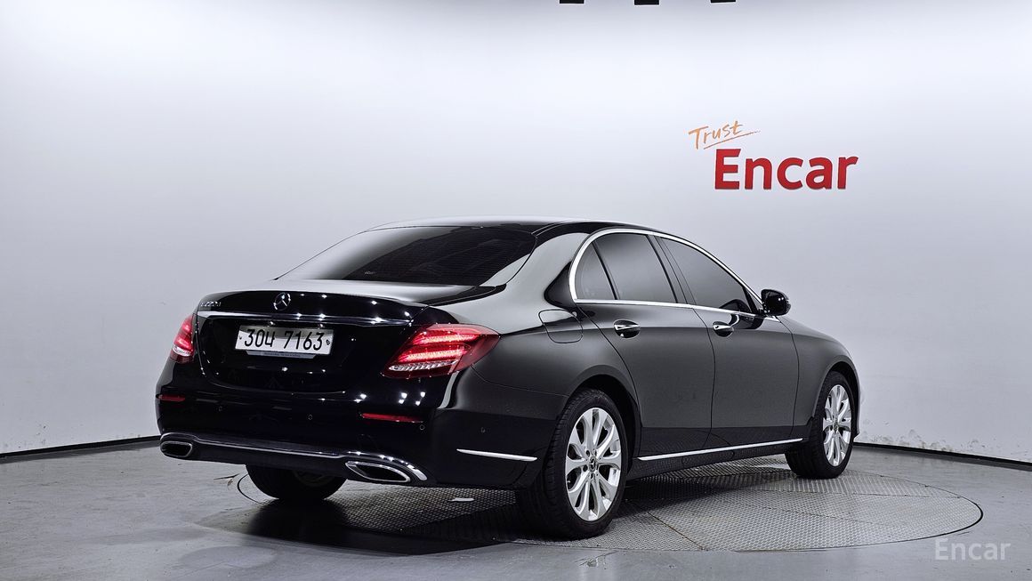 Mercedes-Benz E-Class - фото 1