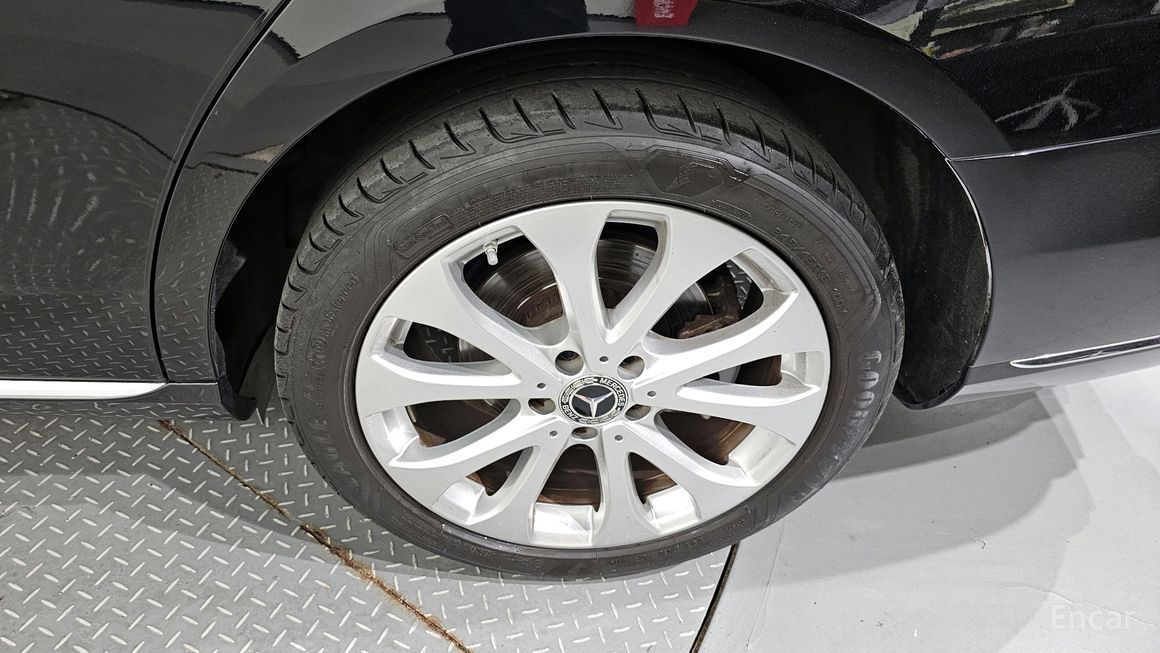 Mercedes-Benz E-Class - фото 4