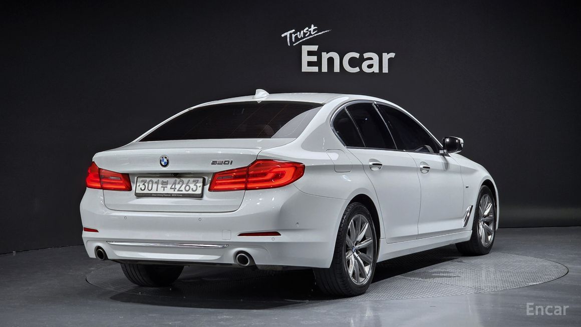 BMW 5 Series - фото 1