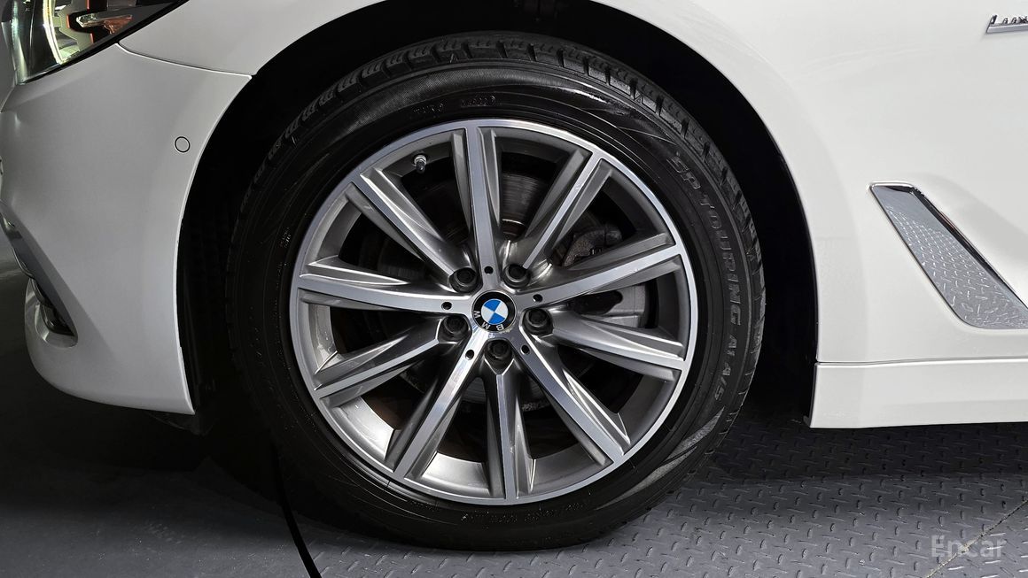 BMW 5 Series - фото 4