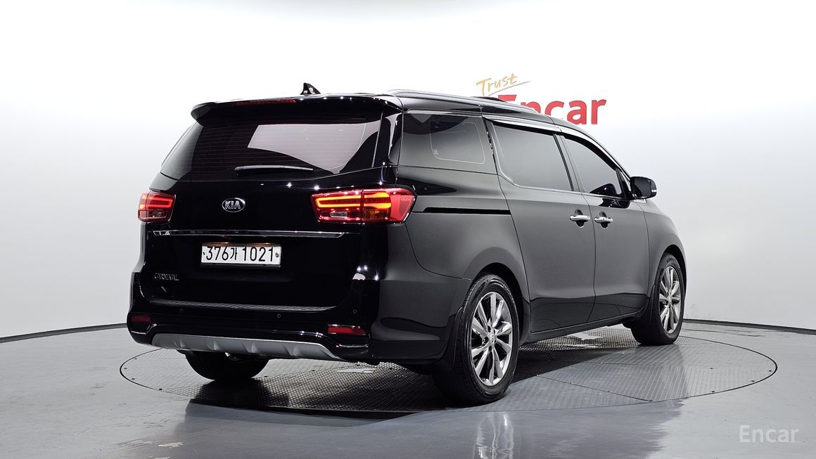 Kia Carnival - фото 1
