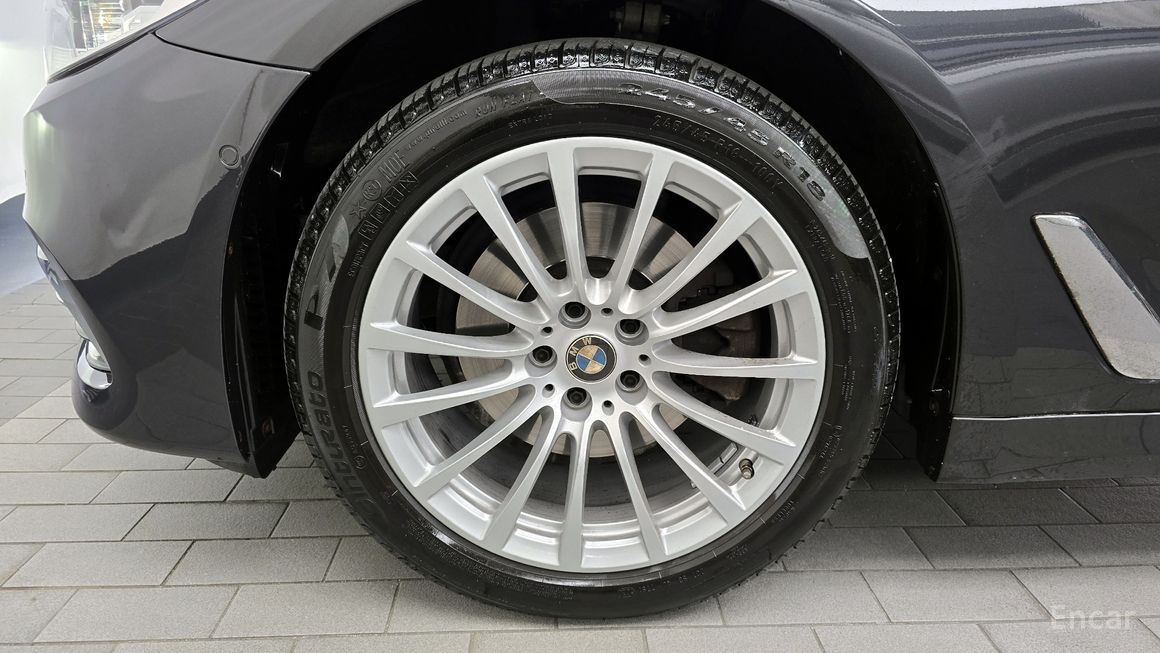 BMW 5 Series - фото 4