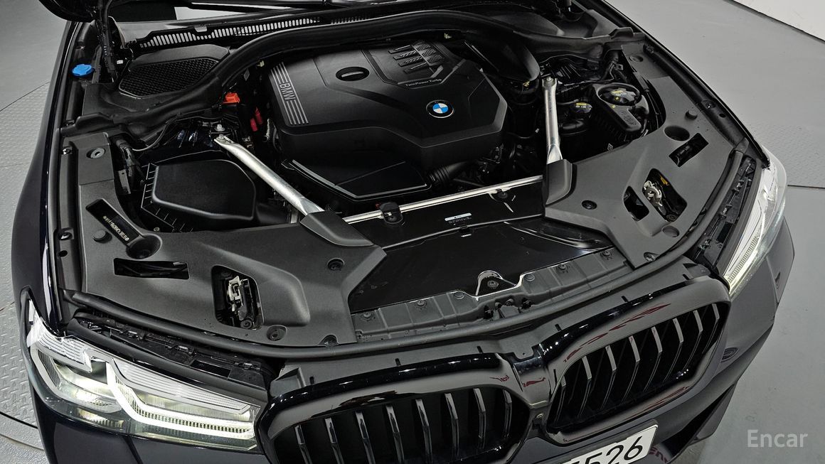 BMW 5 Series - фото 5