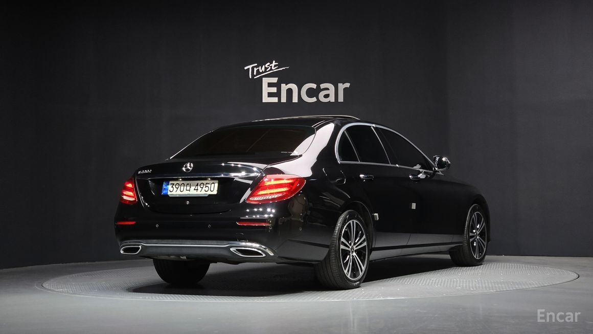 Mercedes-Benz E-Class - фото 1