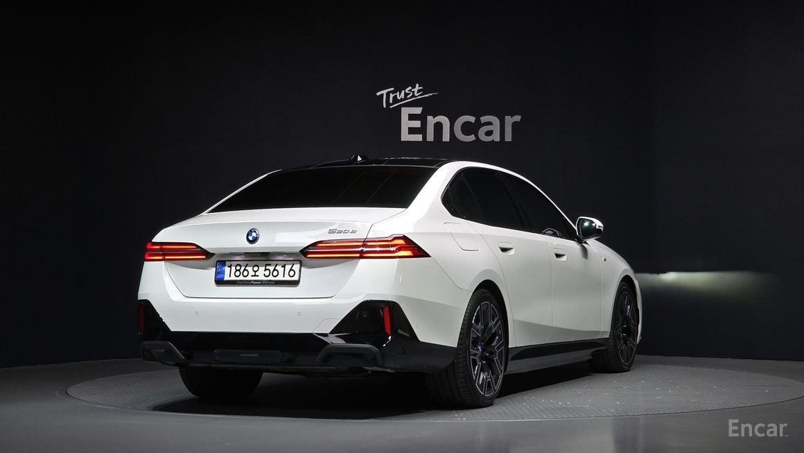 BMW 5 Series - фото 1