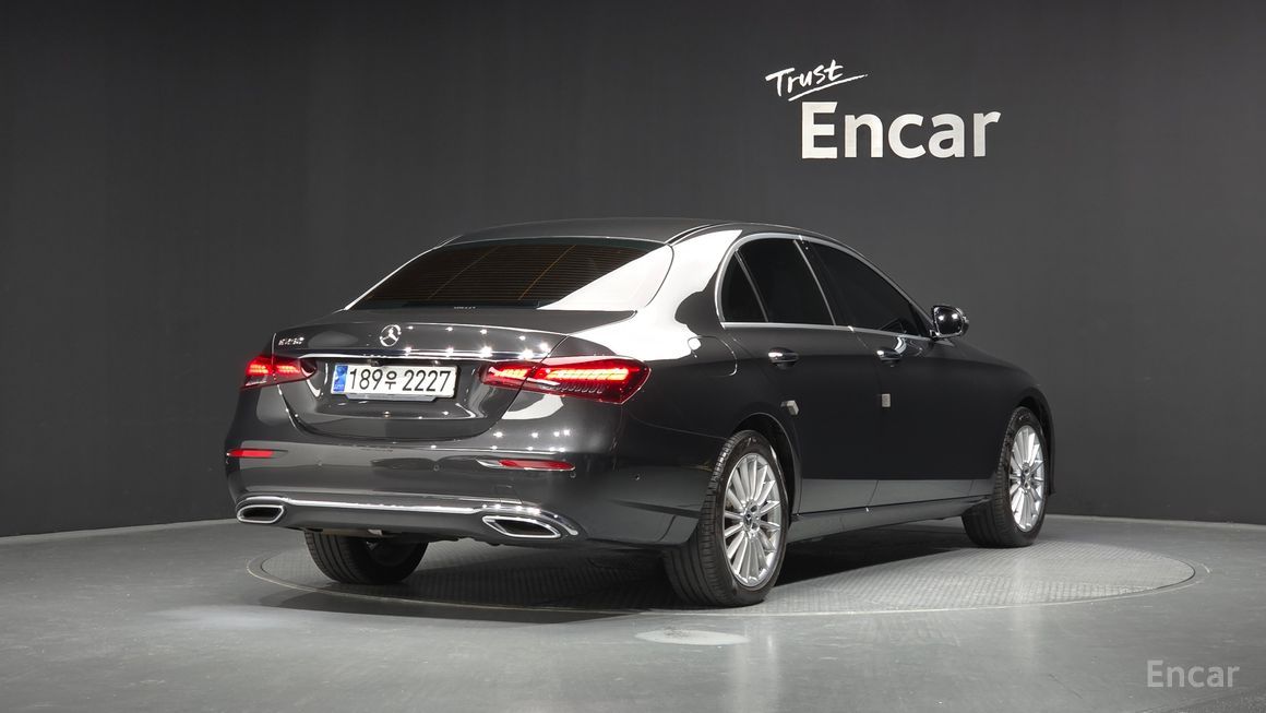 Mercedes-Benz E-Class - фото 1