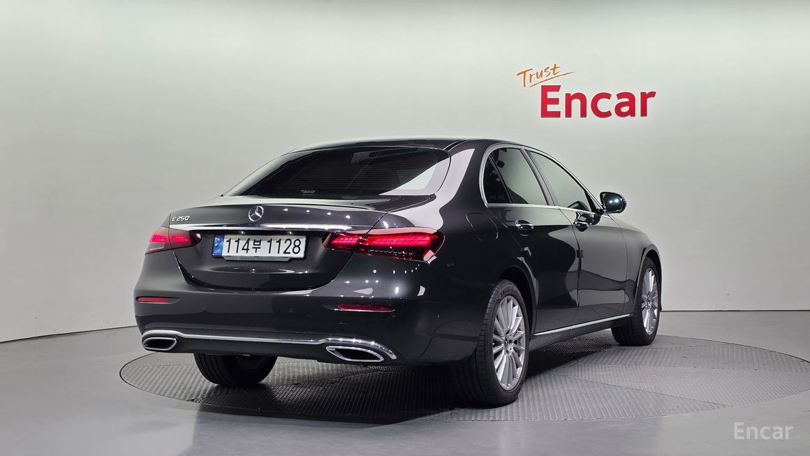 Mercedes-Benz E-Class - фото 1