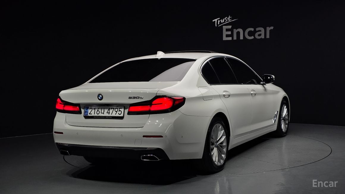 BMW 5 Series - фото 1