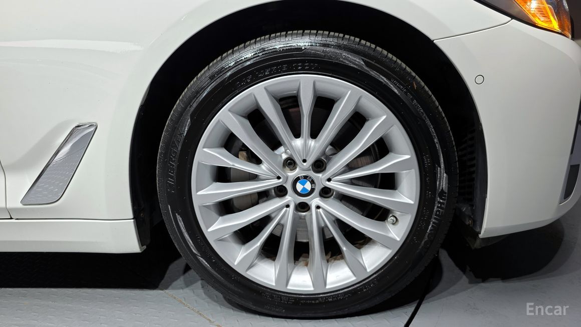 BMW 5 Series - фото 4
