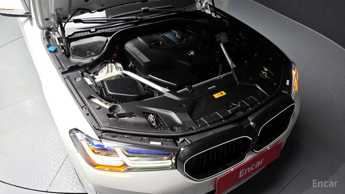 BMW 5 Series - фото 5