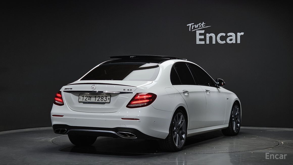 Mercedes-Benz E-Class - фото 1