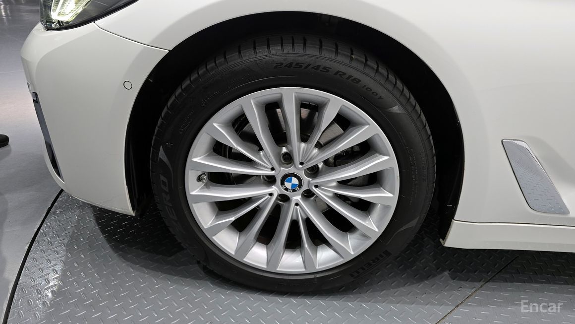 BMW 5 Series - фото 4