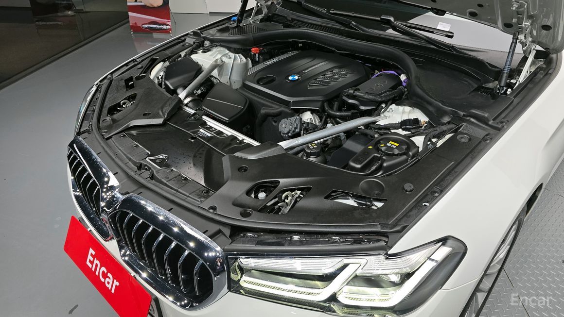 BMW 5 Series - фото 5