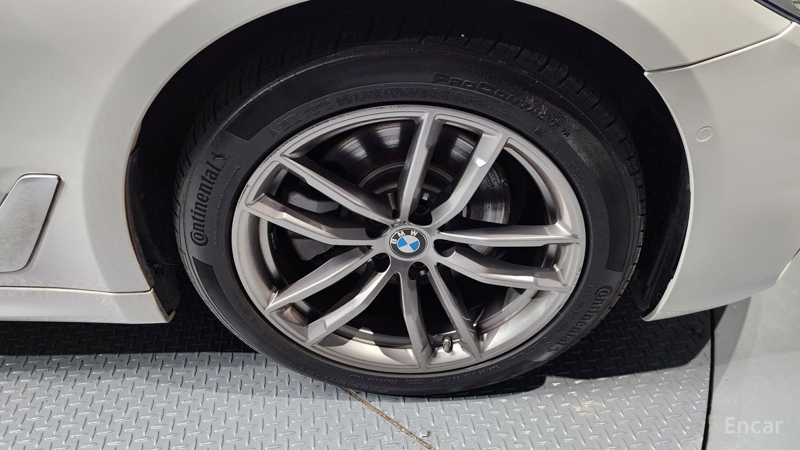 BMW 5 Series - фото 4