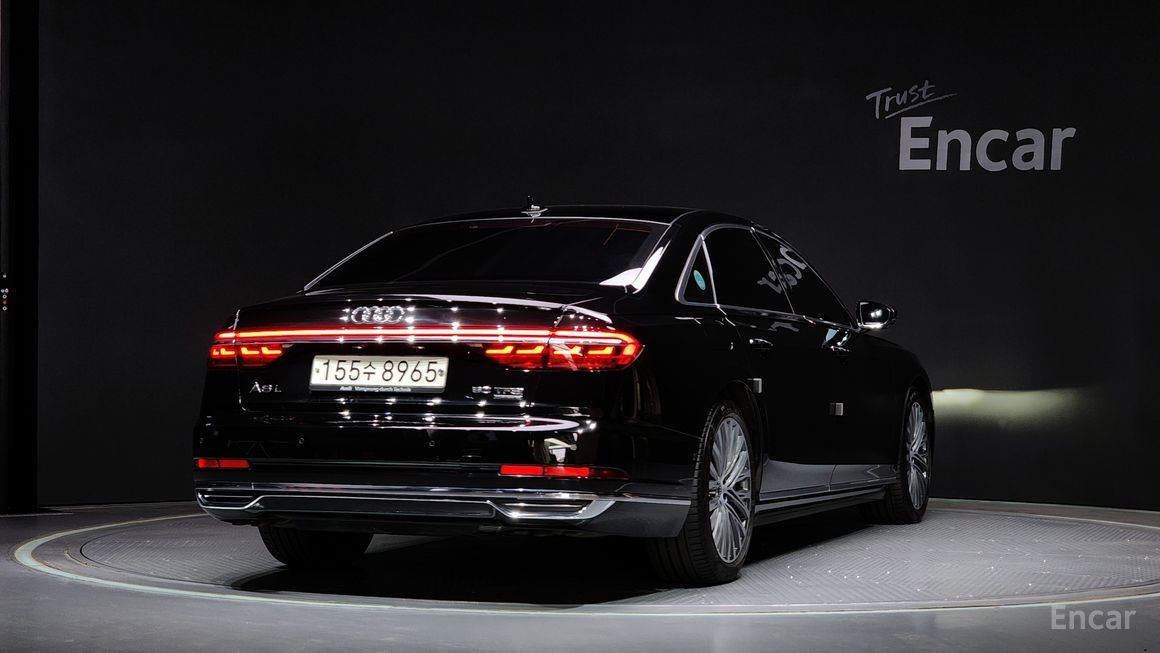 Audi A8 - фото 1