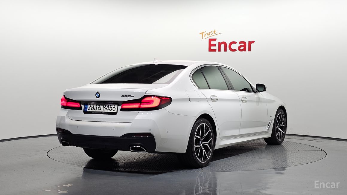 BMW 5 Series - фото 1