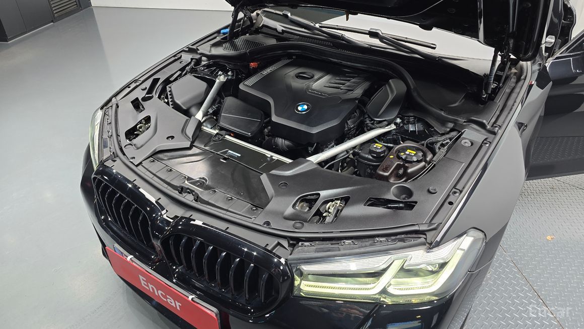 BMW 5 Series - фото 5