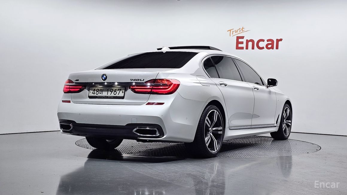 BMW 7 Series - фото 1