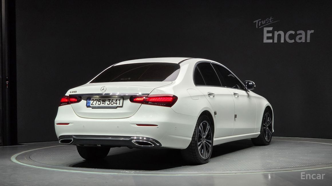 Mercedes-Benz E-Class - фото 1