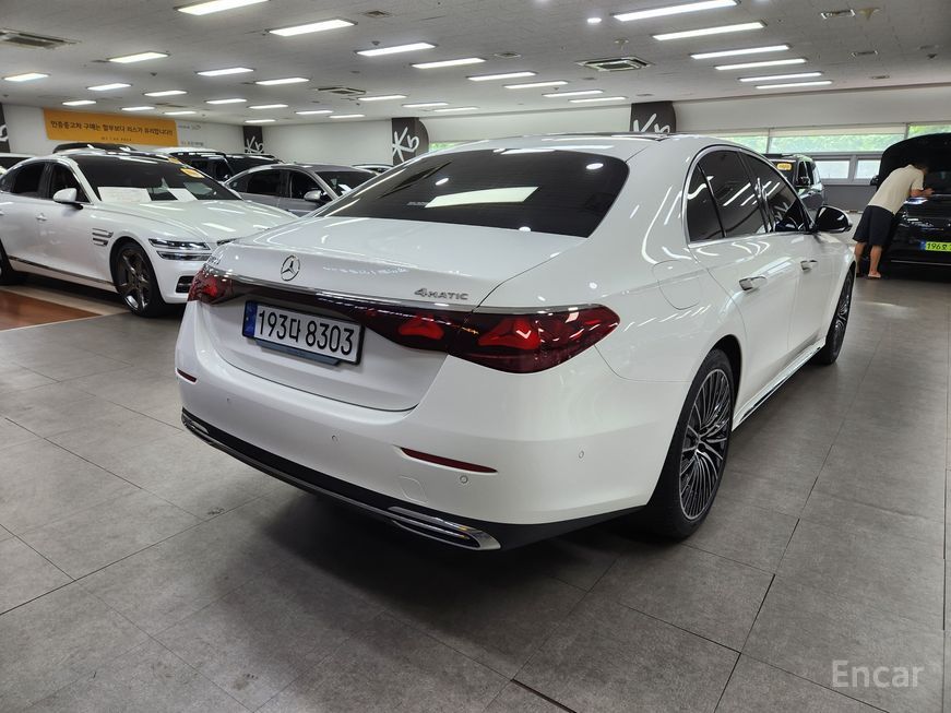 Mercedes-Benz E-Class - фото 1