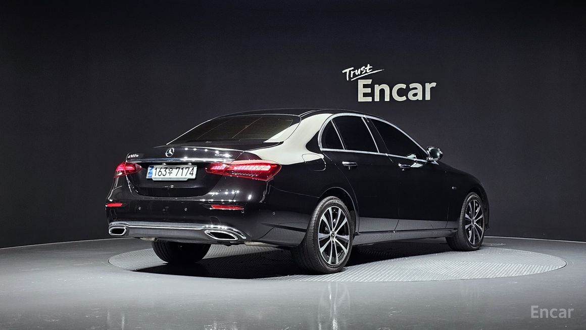 Mercedes-Benz E-Class - фото 1