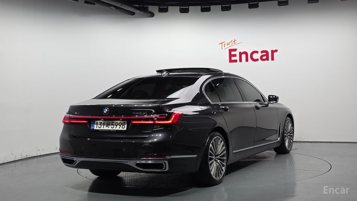 BMW 7 Series - фото 1