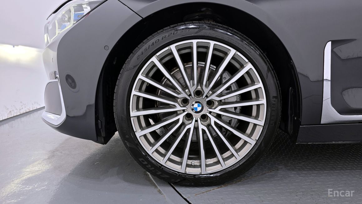 BMW 7 Series - фото 4
