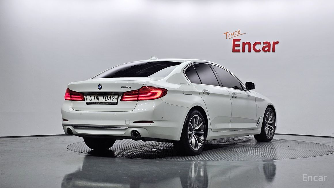 BMW 5 Series - фото 1