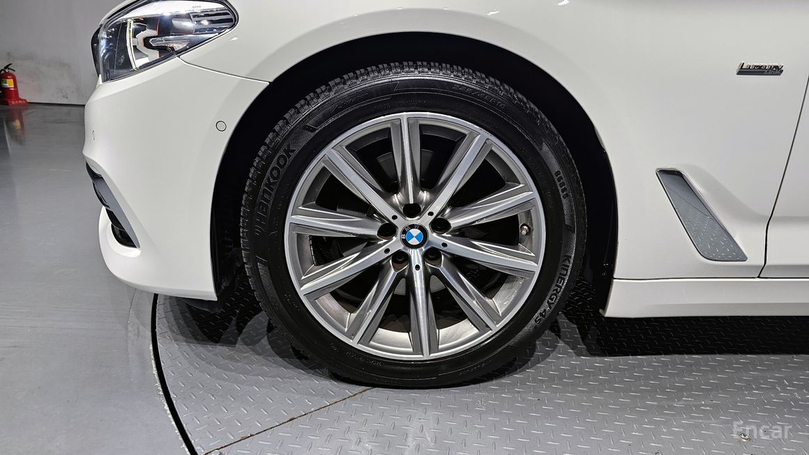 BMW 5 Series - фото 4