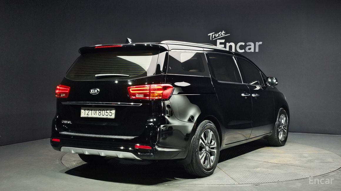 Kia Carnival - фото 1