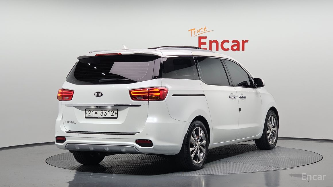 Kia Carnival - фото 1
