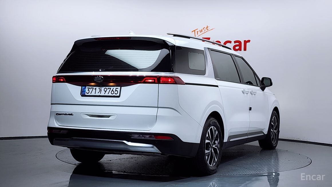 Kia Carnival - фото 1