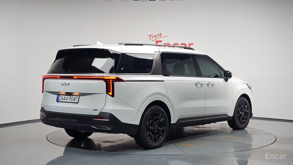 Kia Carnival - фото 1