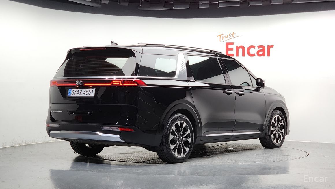 Kia Carnival - фото 1