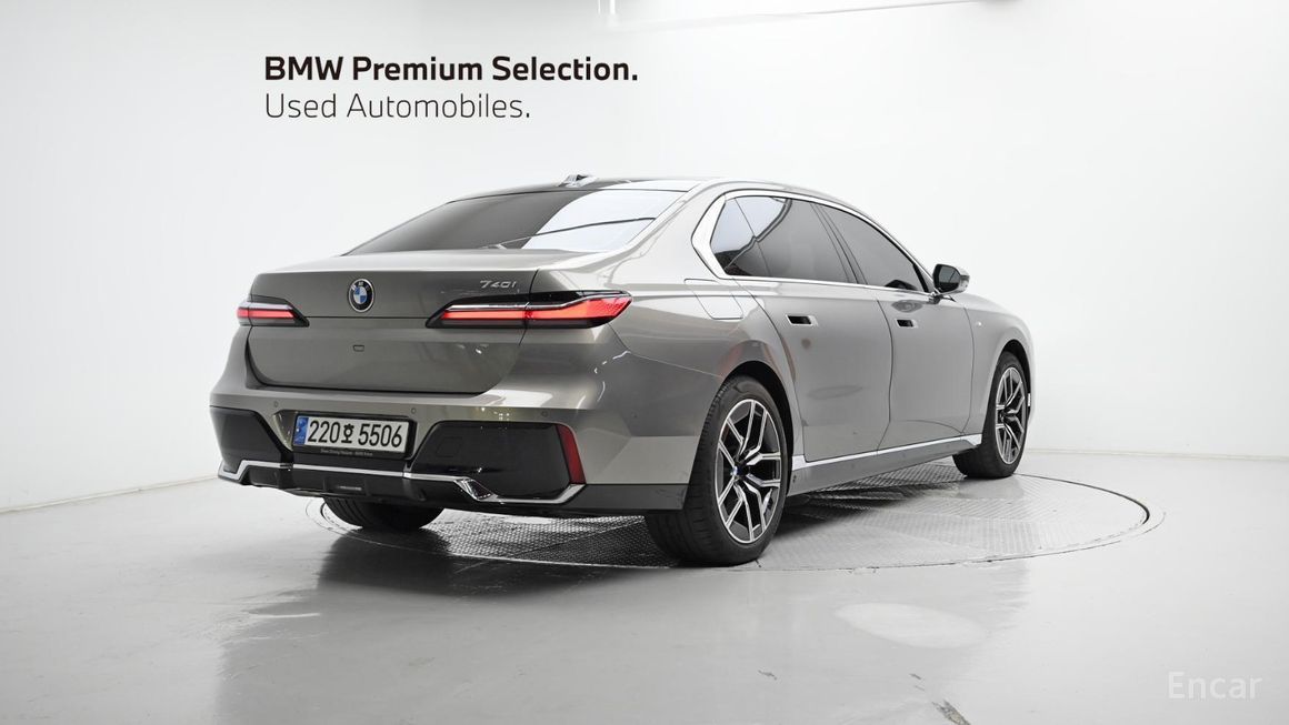 BMW 7 Series - фото 1