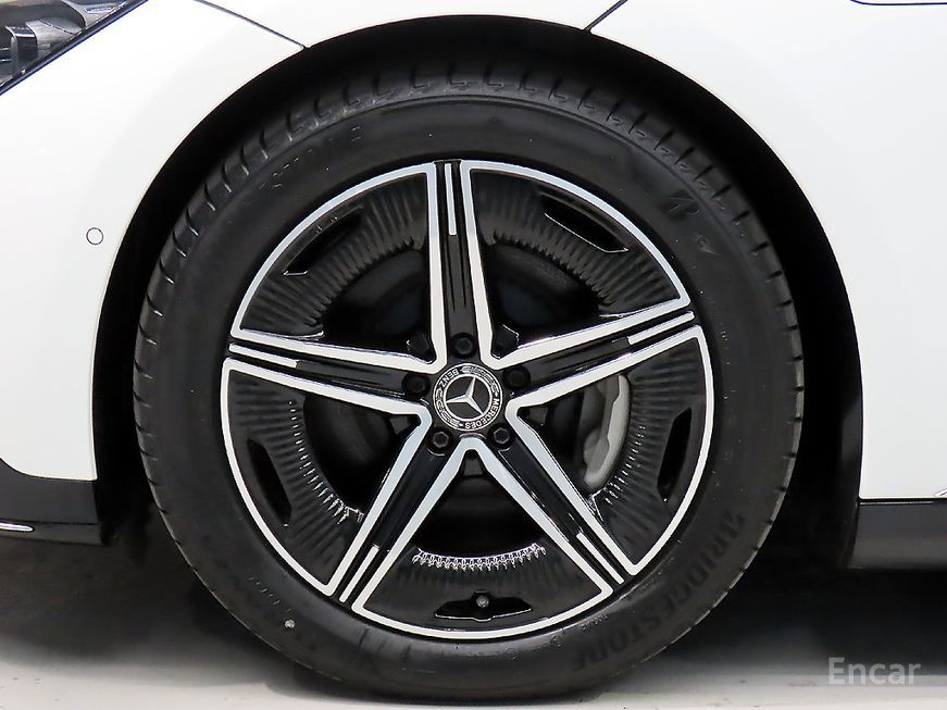 Mercedes-Benz EQE - фото 4