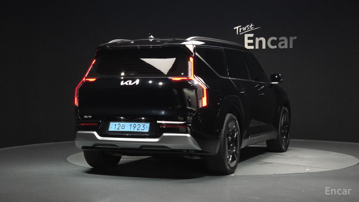 Kia EV9 - фото 1