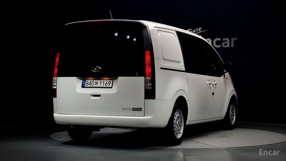 Hyundai Staria - фото 1