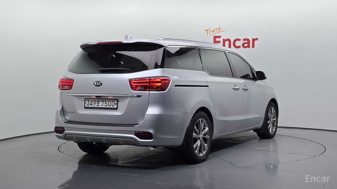 Kia Carnival - фото 1